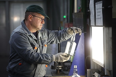 Гибко и эффективно. Как на Гродненском стеклозаводе выпускают сразу два вида продукции на одной линии