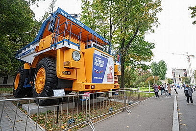 От БЕЛАЗа до партизанской медали. Что представлено в белорусском павильоне на ВДНХ