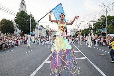 Красочное шествие по улицам Витебска провели участники феста \"На семи ветрах\"
