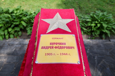 Витебские поисковики впервые передали найденные при раскопках останки бойца РККА его родственникам