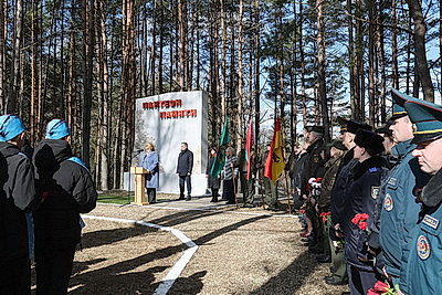 Поклон и цветы от всех поколений. Память жертв фашизма почтили в Городке