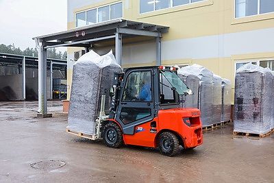 В Крупском районе открыли новый завод по производству профессиональных торфяных грунтов