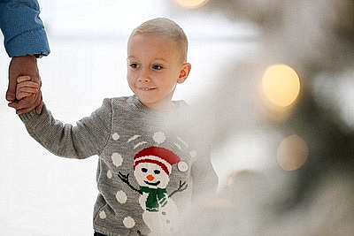 Деревушка Деда Мороза в \"Первом торговом\" принимает гостей