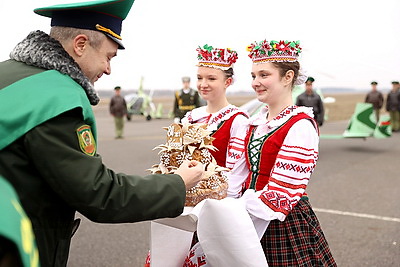 На земле и в воздухе. Как по Беларуси движется \"Эстафета Победы\"