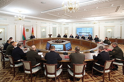 Лукашенко указал на милитаризацию западных стран и необходимость актуализировать оборонные действия
