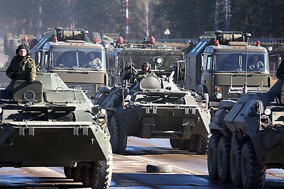 Тренировка парадных расчетов механизированной колонны проходит на аэродроме Липки