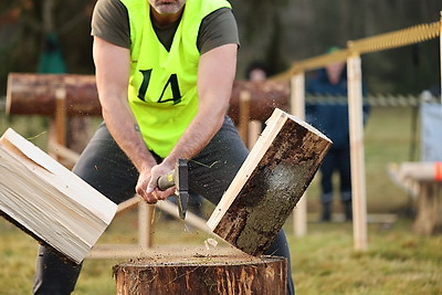 Невероятная атмосфера. Четвертый чемпионат по колке дров среди СМИ проходит в Минском районе