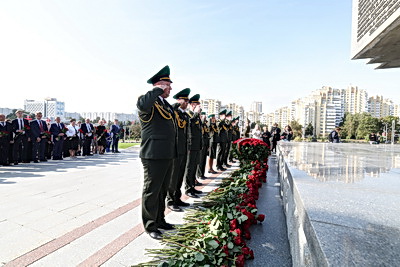 Торжественная церемония возложения цветов прошла у стелы \"Минск - город-герой\"
