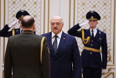Лукашенко вручил государственные награды и погоны высшему офицерскому составу