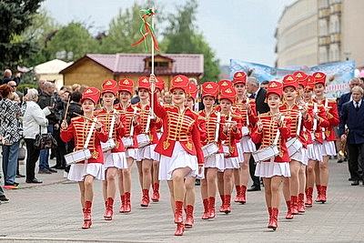 Танки, трактор и мини-кондитерская. Яркий парад-шествие детских колясок прошел в Гродно