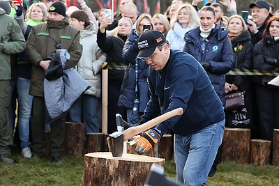 Невероятная атмосфера. Четвертый чемпионат по колке дров среди СМИ проходит в Минском районе