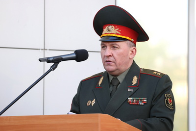 Знамя Победы подняли у здания посольства России в Минске