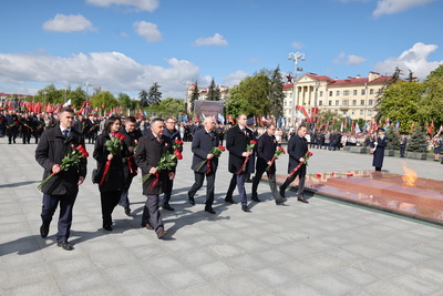 \"Беларусь помнит\": торжественная церемония возложения цветов проходит на площади Победы