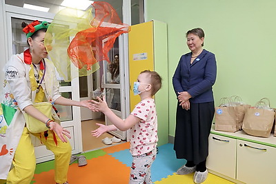 Во время акции \"ЖИТЬ, нельзя болеть\" детям в РНПЦ радиационной медицины вручили подарки