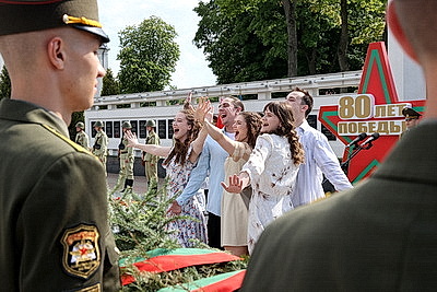 С благодарностью за мирное небо. Выпускники возложили цветы на Аллее Героев в Гомеле