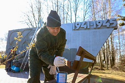 Республиканский субботник: сотрудники Администрации Президента Беларуси благоустроили территорию воинского захоронения