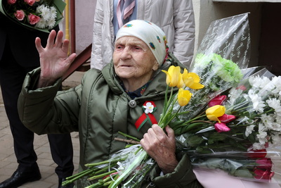 \"Живите всегда под мирным небом\". Ветеран из Могилева дала наказ молодежи беречь свою землю