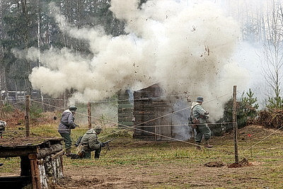 Масштабная военно-историческая реконструкция состоялась в мемориальном комплексе \"Партизанская криничка\" в Гомеле