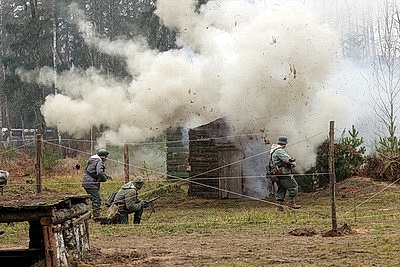 Масштабная военно-историческая реконструкция состоялась в мемориальном комплексе \"Партизанская криничка\" в Гомеле