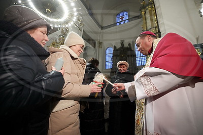 Символ мира, любви и религиозного единства. В Гродно прибыл Вифлеемский огонь