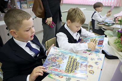 Современная и просторная. Новая школа в Боровлянах на 1 тыс. мест приняла первых учеников