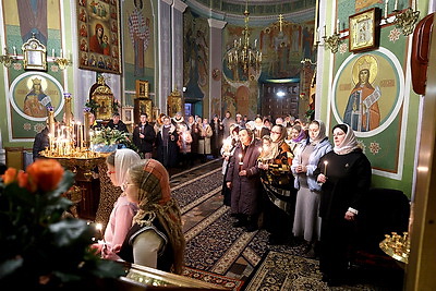 Православные верующие празднуют Сретение Господне