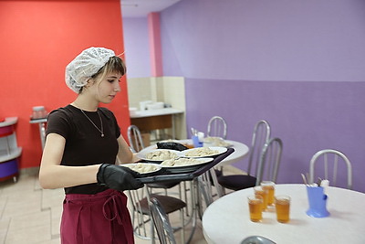 Школьное питание: за пиццей и сосисками в тесте - очередь, а каша и пельмени - в отходы