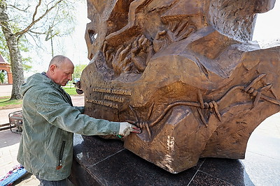 Посвященный геноциду белорусского народа памятный знак \"Древо жизни\" установили в Витебске