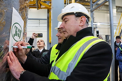 В Крупском районе открыли новый завод по производству профессиональных торфяных грунтов