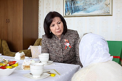\"Вы - для нас пример во всем\". Кочанова посетила на дому ветерана ВОВ Нину Пашковскую