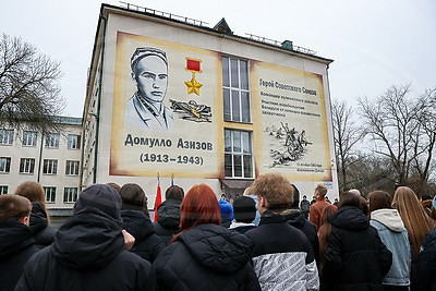 В школе №35 Минска открыли мурал в честь Героя Советского Союза Домулло Азизова