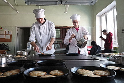 Пышные блины, песни и народные забавы. Студенческую Масленицу отпраздновали в Могилеве