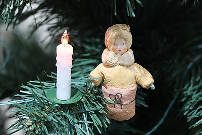 Более 2 тыс. елочных игрушек, гирлянд и открыток разных эпох представили на выставке в Могилеве