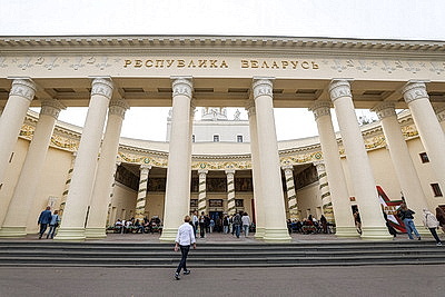 От БЕЛАЗа до партизанской медали. Что представлено в белорусском павильоне на ВДНХ