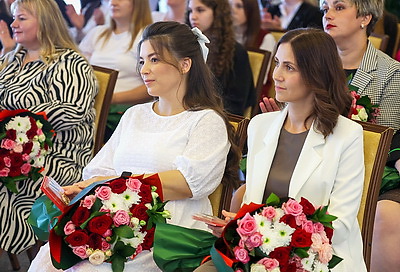 Многодетным жительницам Минской области вручили орден Матери