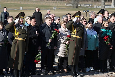 Колокола и людская скорбь. В день памяти Хатыни на мемориале возлагают цветы
