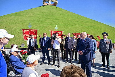 Лукашенко в День Независимости возложил венок к подножию Кургана Славы