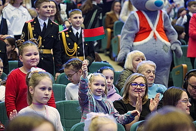 Лукашенко: страна всегда сильна традициями, одна из них в Беларуси - новогодние поздравления детей