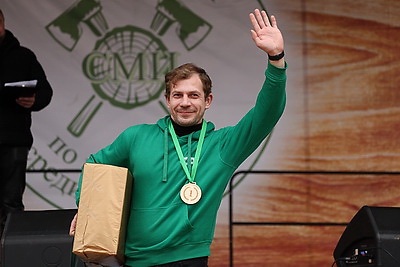 Невероятная атмосфера. Четвертый чемпионат по колке дров среди СМИ проходит в Минском районе