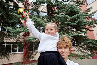 \"В три раза более долгожданно и волнительно\". В Минске в первый класс пошли тройняшки