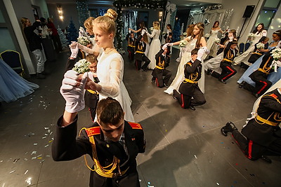 Юные и прекрасные: в Национальной школе красоты состоялся ежегодный праздничный новогодний бал