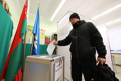 Митрополит Вениамин принял участие в досрочном голосовании
