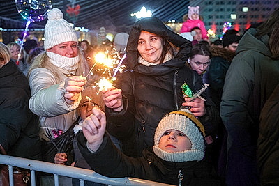 Гродно засиял огнями. Праздник \"Чароўныя ліхтарыкі\" открыл новогодний сезон в Гродно