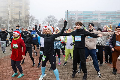 Нарядные, бодрые, счастливые. Более 300 человек вышли на старт Новогоднего забега в Бресте