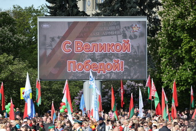 \"Беларусь помнит\": торжественная церемония возложения цветов проходит на площади Победы