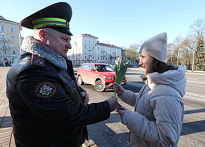 \"Непередаваемые эмоции!\". Сотрудники ГАИ поздравили витебских автоледи