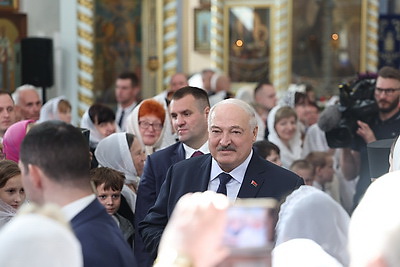 Лукашенко на Пасху посетил Свято-Покровский храм в Толочине