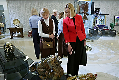 Работники холдинга \"БЕЛСТРОЙЦЕНТР\" посетили с экскурсией Дворец Независимости