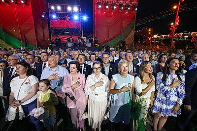Гала-концерт \"Сильны в единстве, едины в песне\" собрал тысячи минчан у стелы \"Минск - город-герой\"