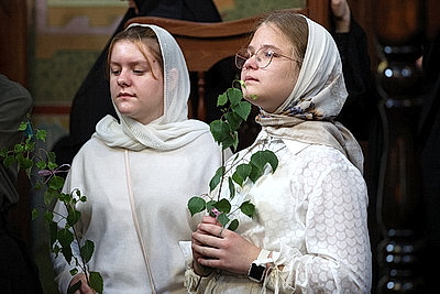 Православные верующие празднуют День Святой Троицы в Гродненском Свято-Рождество-Богородичном женском монастыре